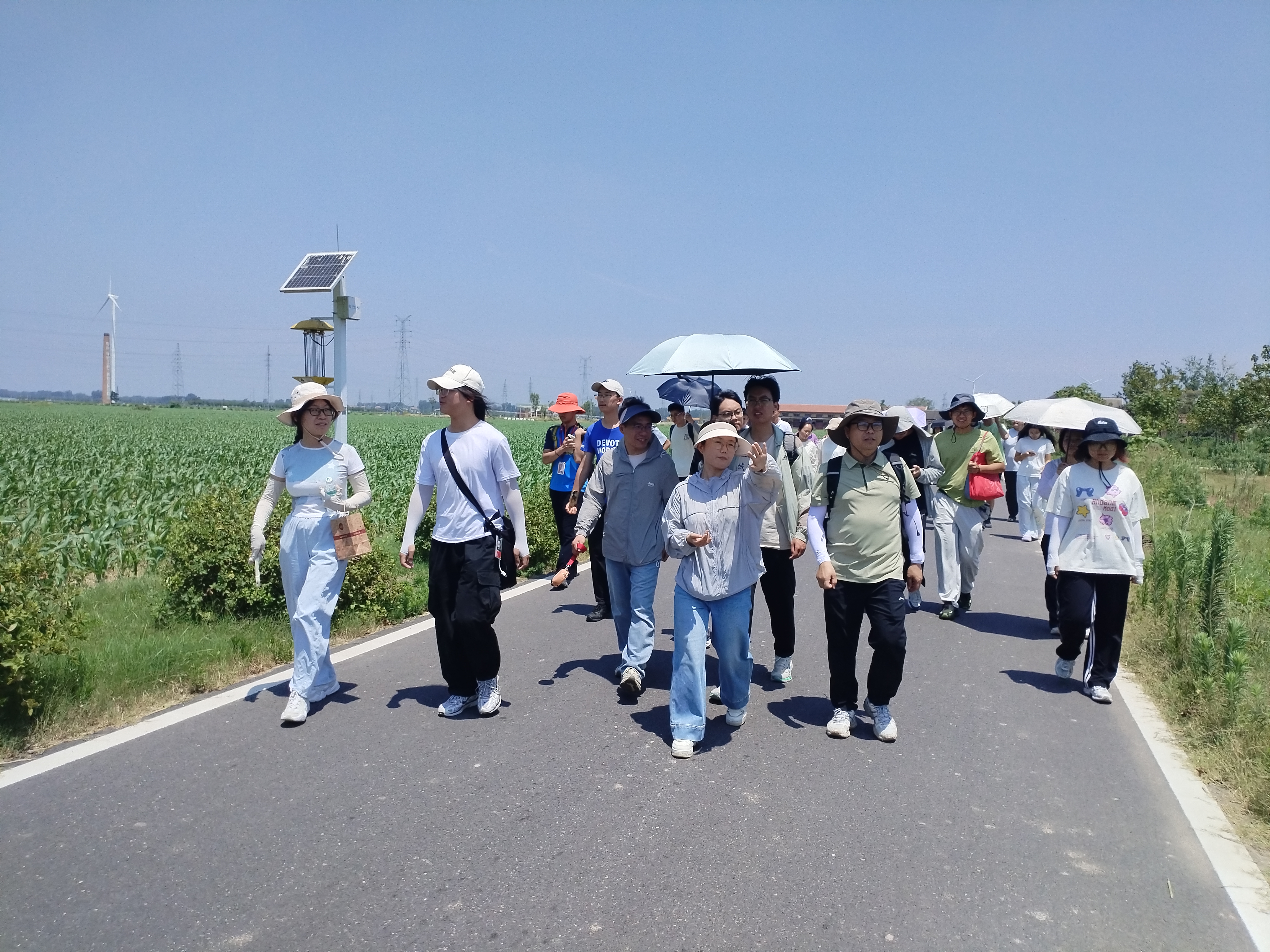 图13 河南大学地理工程小院科研人员为师生讲解开展的控制实验.jpg