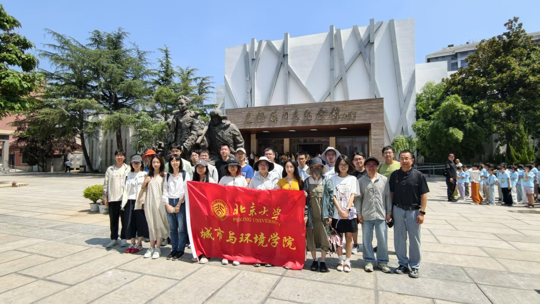 图12 实习团师生在兰考焦裕禄同志纪念馆前合影.jpg