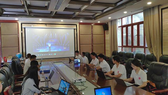 20200806159668249374605385.jpg 文中-与会人员观看《脱贫攻坚》主题教育片.jpg